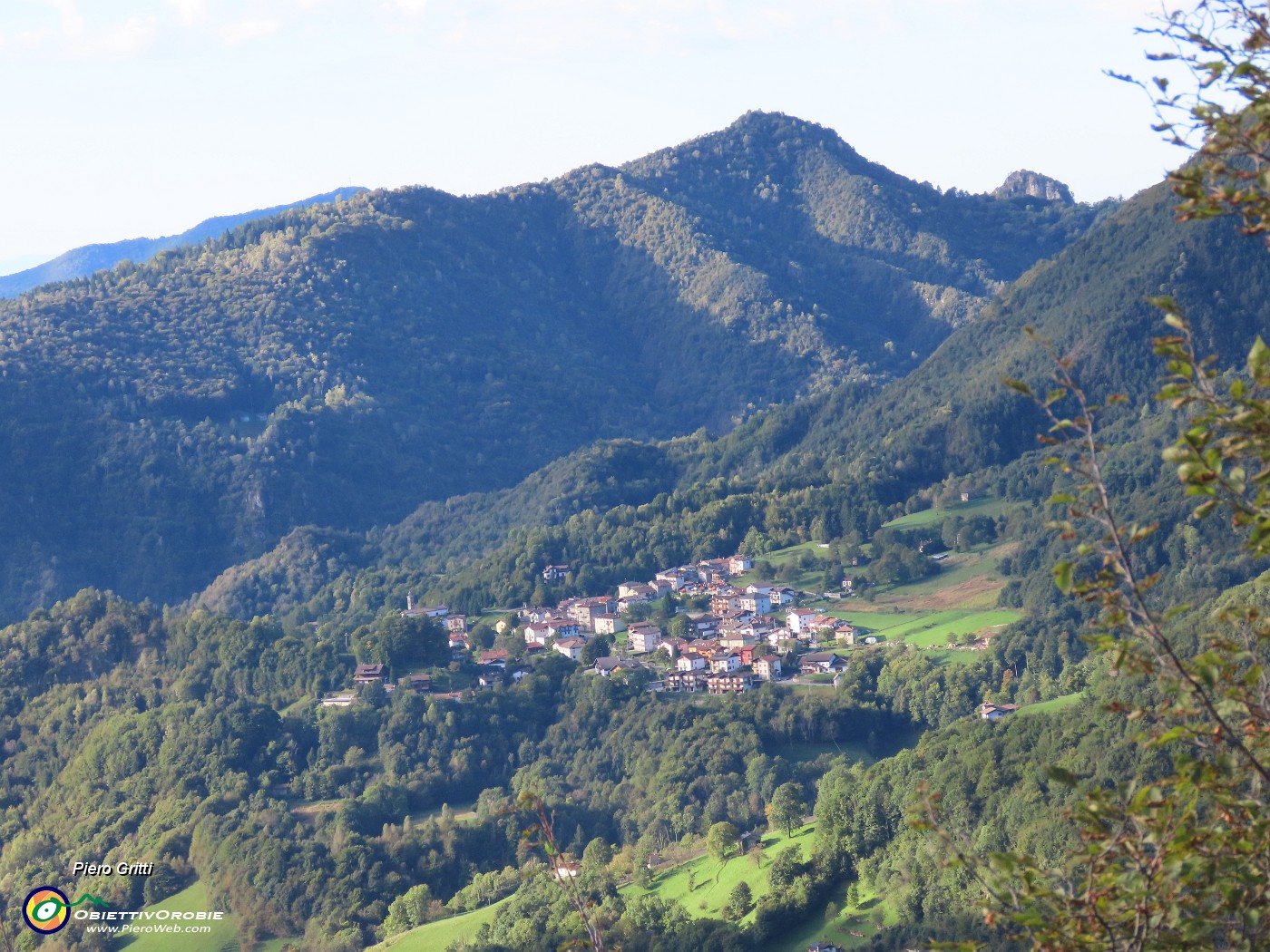 11 Zoom su Lepreno, frazione di Serina, ai piedi del Monte GIoco a dx e con vista sul Monte Rabbioso a sx.JPG